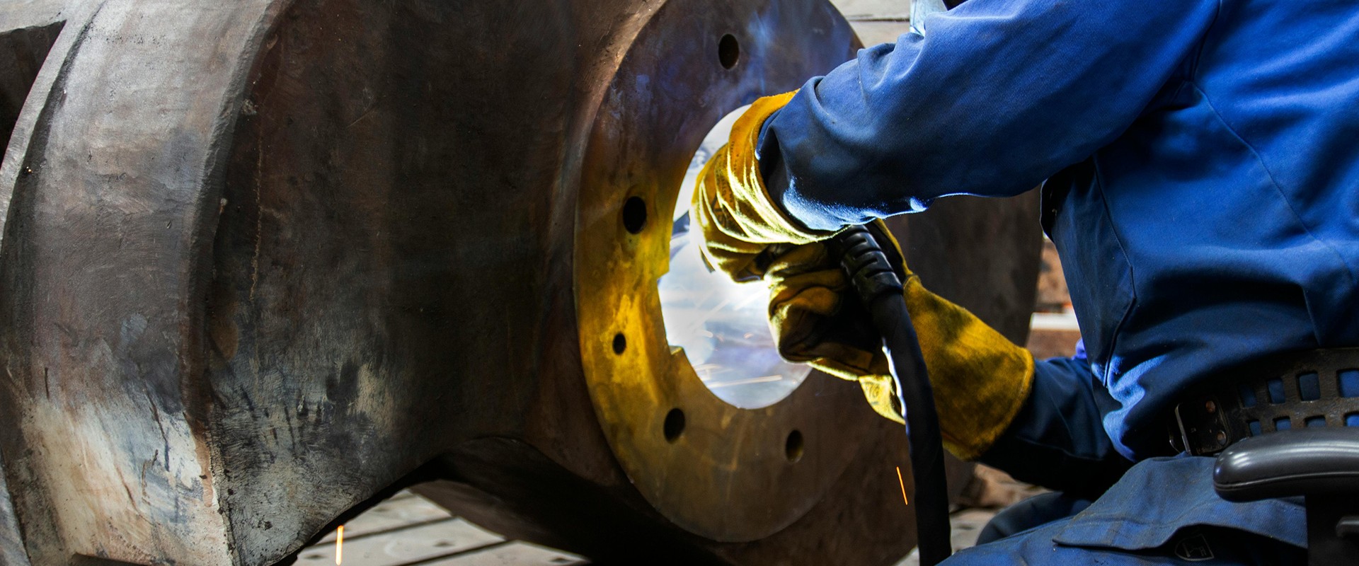 Operaio specializzato al lavoro su un componente metallico in officina