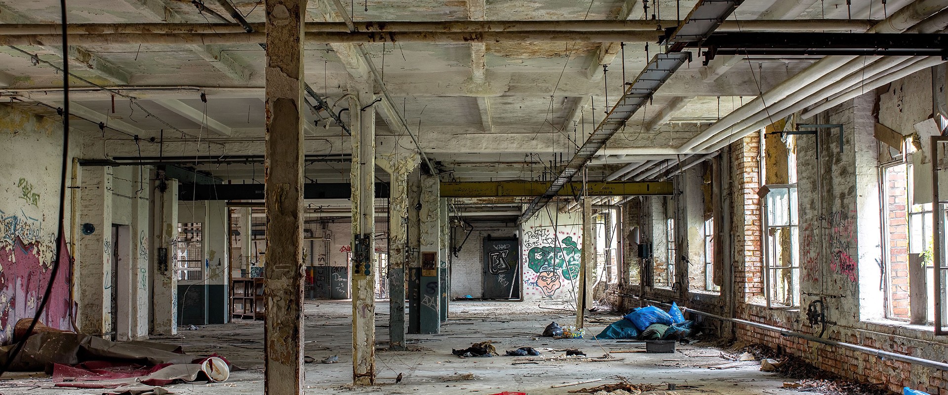 Intérieur d'un bâtiment industriel désaffecté en attente de reconversion